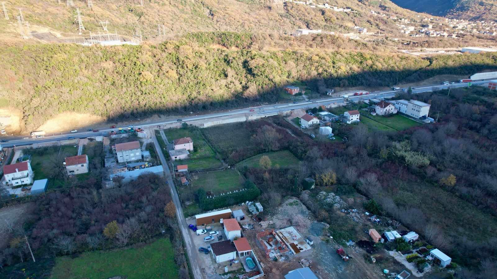 Urbanizovan plac 400 m² na magistralnom putu Budva–Tivat (Kovačko Polje) – Odlična investicija | HITNA PRODAJA - Amfora Real Estate