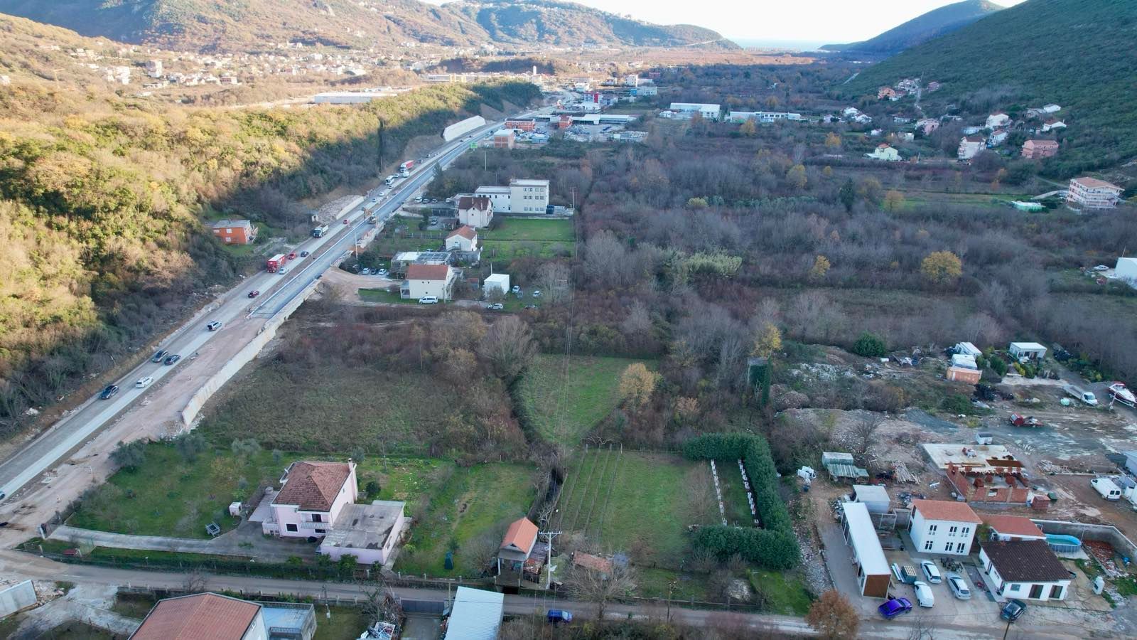 Urbanizovan plac 400 m² na magistralnom putu Budva–Tivat (Kovačko Polje) – Odlična investicija | HITNA PRODAJA - Amfora Real Estate