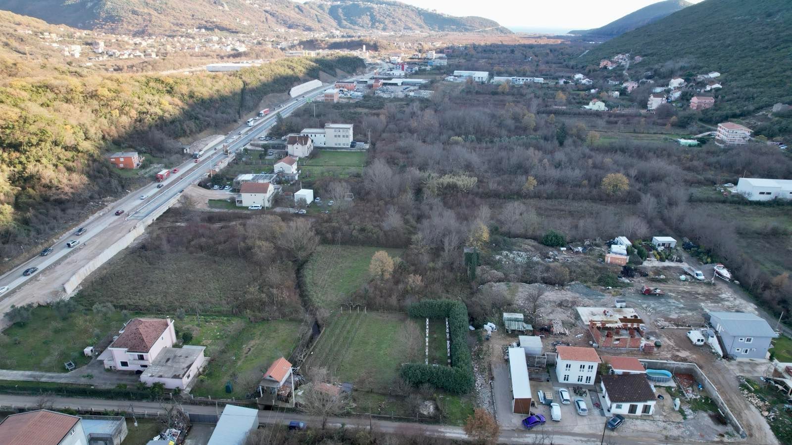 Urbanizovan plac 400 m² na magistralnom putu Budva–Tivat (Kovačko Polje) – Odlična investicija | HITNA PRODAJA - Amfora Real Estate