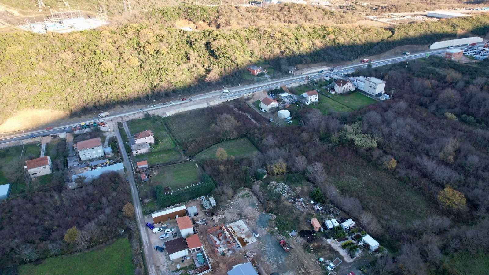 Urbanizovan plac 400 m² na magistralnom putu Budva–Tivat (Kovačko Polje) – Odlična investicija | HITNA PRODAJA - Amfora Real Estate