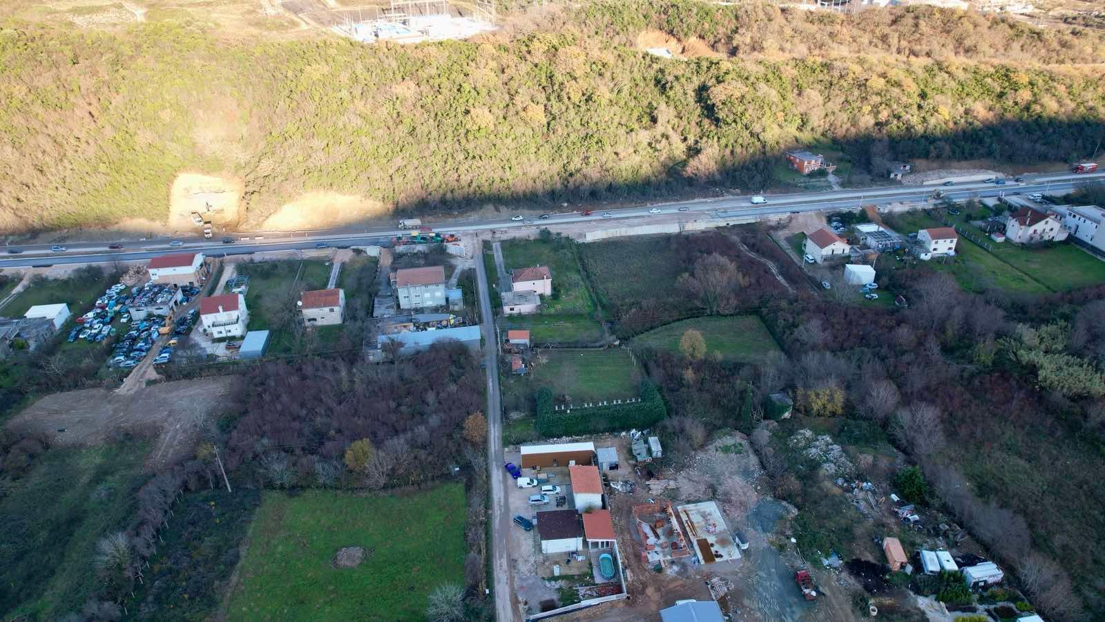 Urbanizovan plac 400 m² na magistralnom putu Budva–Tivat (Kovačko Polje) – Odlična investicija | HITNA PRODAJA - Amfora Real Estate
