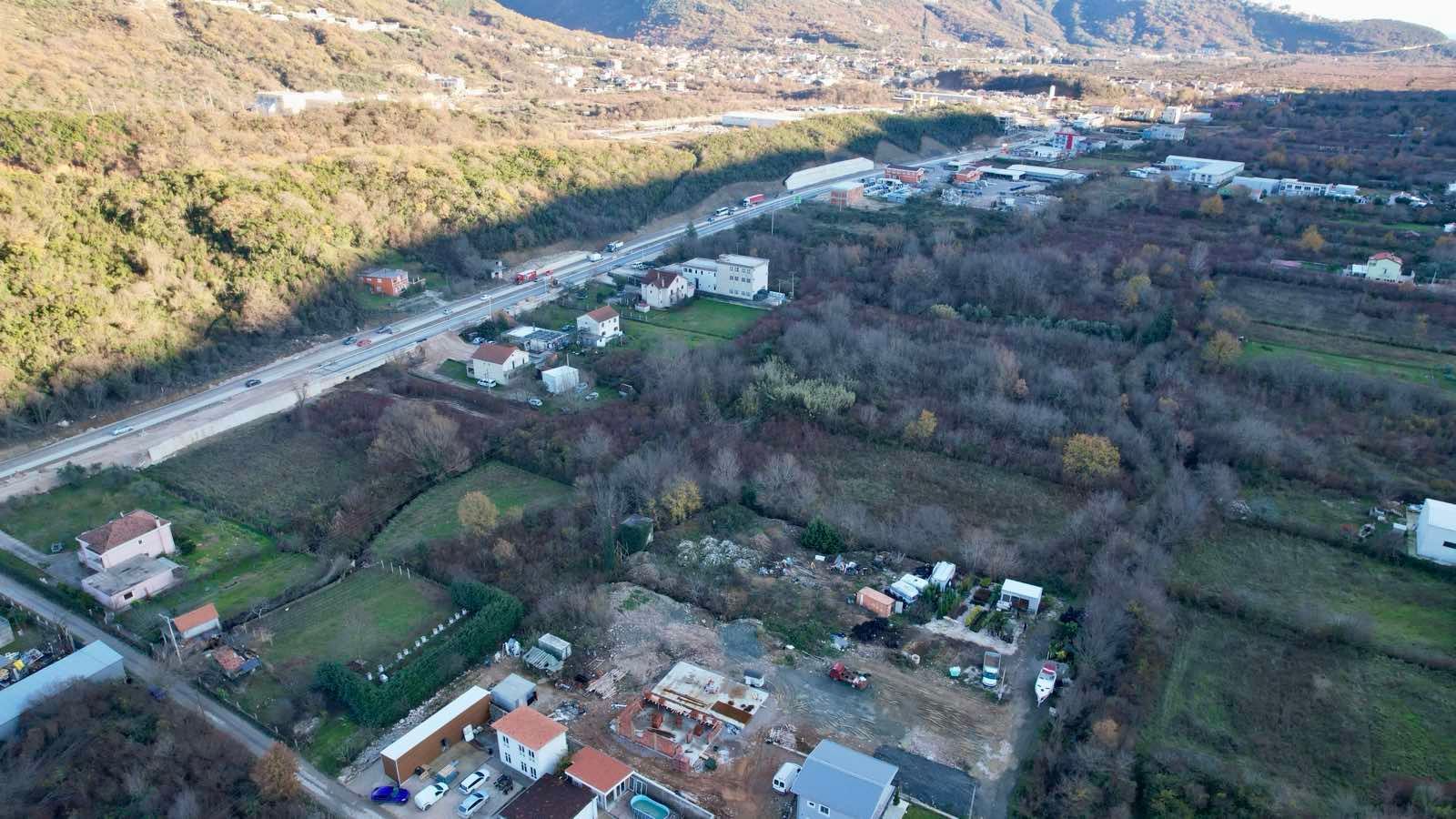 Urbanizovan plac 400 m² na magistralnom putu Budva–Tivat (Kovačko Polje) – Odlična investicija | HITNA PRODAJA - Amfora Real Estate