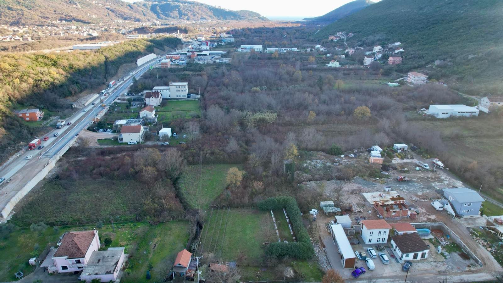 Urbanizovan plac 400 m² na magistralnom putu Budva–Tivat (Kovačko Polje) – Odlična investicija | HITNA PRODAJA - Amfora Real Estate