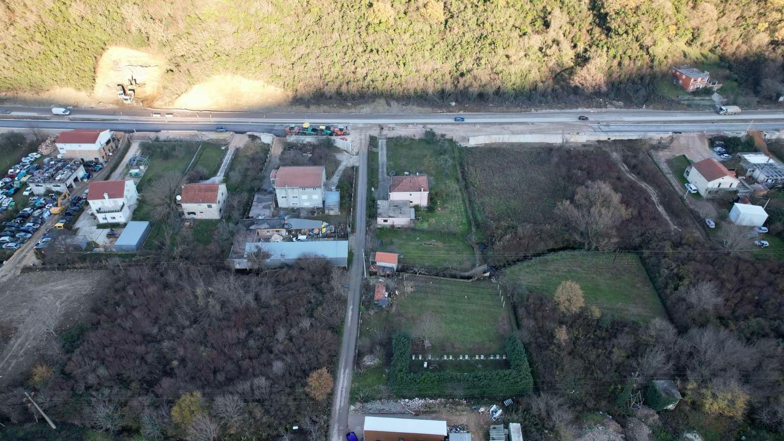 Urbanizovan plac 400 m² na magistralnom putu Budva–Tivat (Kovačko Polje) – Odlična investicija | HITNA PRODAJA - Amfora Real Estate