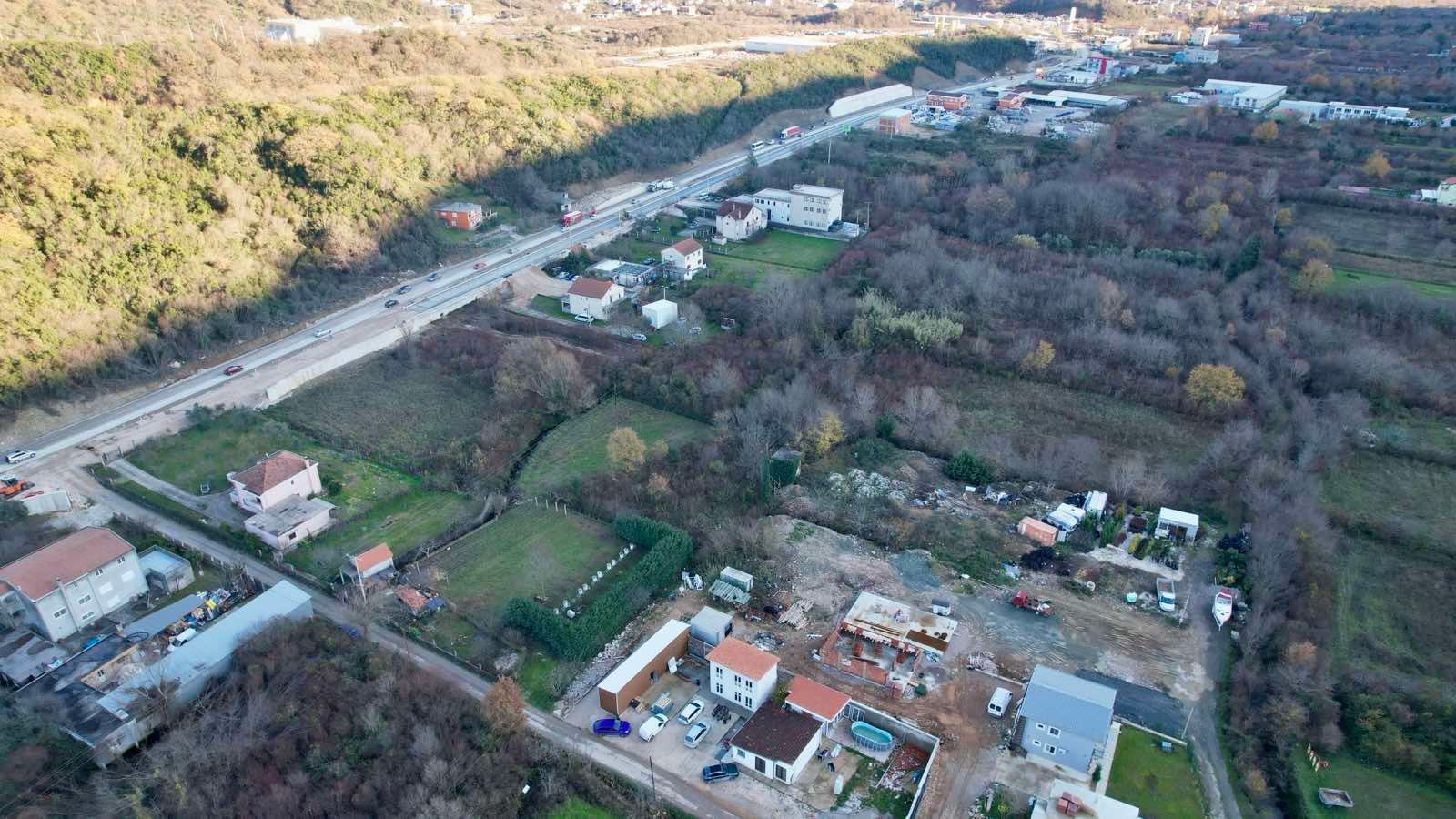 Urbanizovan plac 400 m² na magistralnom putu Budva–Tivat (Kovačko Polje) – Odlična investicija | HITNA PRODAJA - Amfora Real Estate