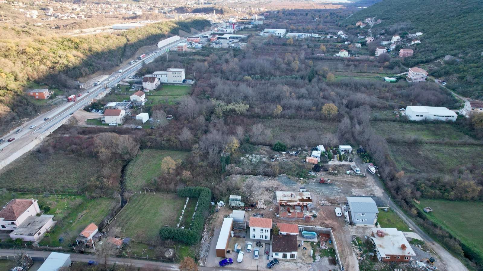 Urbanizovan plac 400 m² na magistralnom putu Budva–Tivat (Kovačko Polje) – Odlična investicija | HITNA PRODAJA - Amfora Real Estate