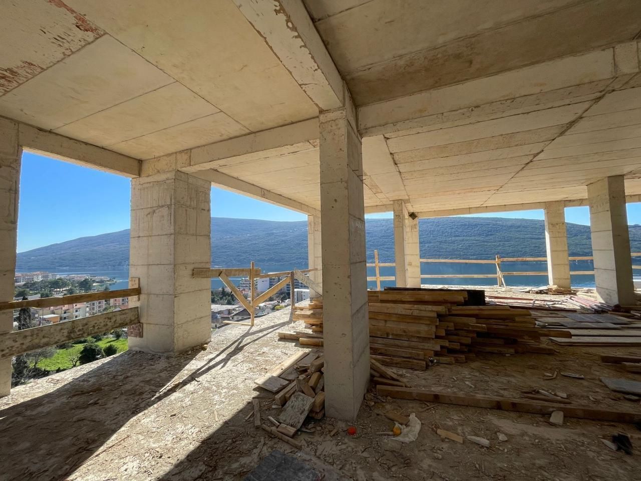 Jednosoban stan 42.77m2+31.55m2 gratis terase u novom stambenom kompleksu sa bazenom-Kumbor,Herceg Novi - Amfora Real Estate
