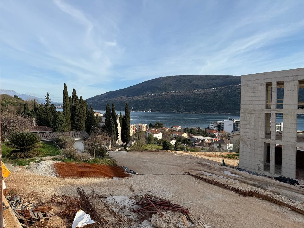 Jednosoban stan 42.77m2+31.55m2 gratis terase u novom stambenom kompleksu sa bazenom-Kumbor,Herceg Novi - Amfora Real Estate