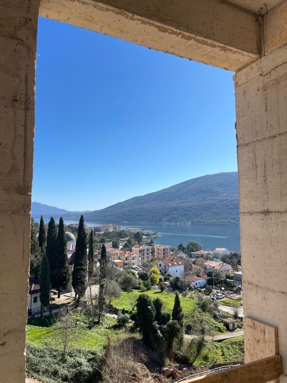 Jednosoban stan 64m2+33.52m2 gratis terase u novom stambenom kompleksu sa bazenom-Kumbor,Herceg Novi - Amfora Real Estate