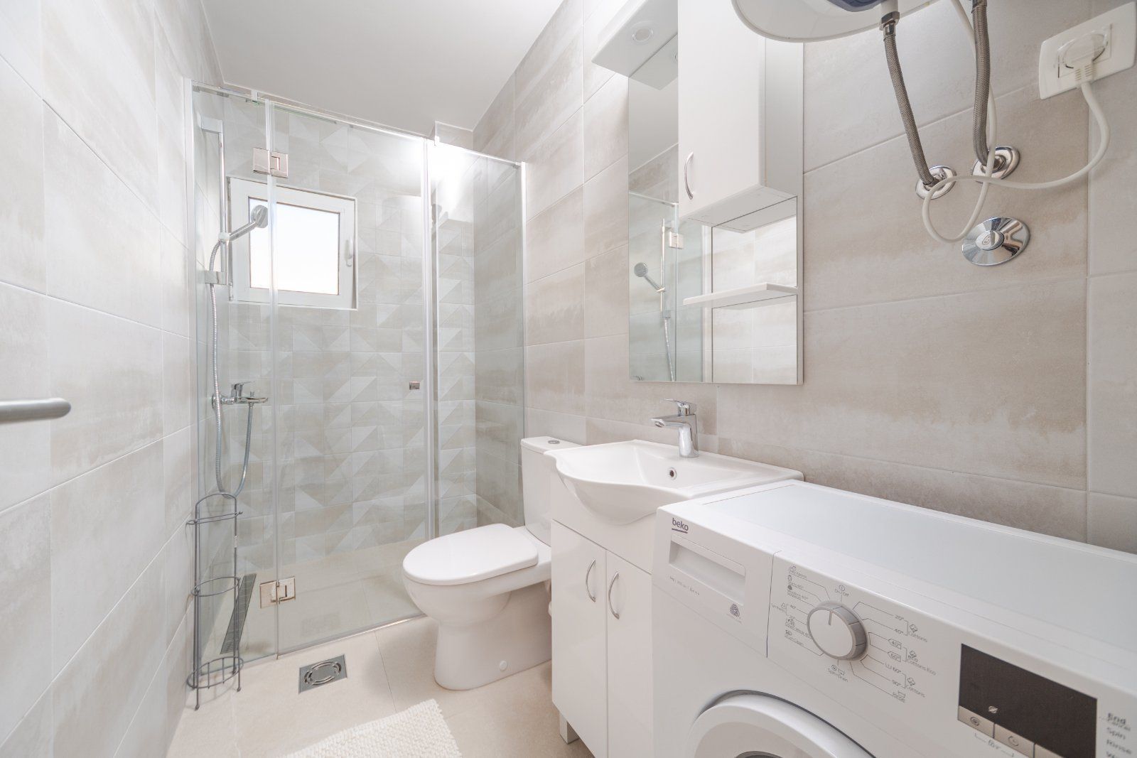 Izdavanje opremljenog jednosobnog stana 56m2 sa parking mestom na ekskluzivnoj lokaciji,Budva-Bulevar (NA DUZI PERIOD) - Amfora Real Estate