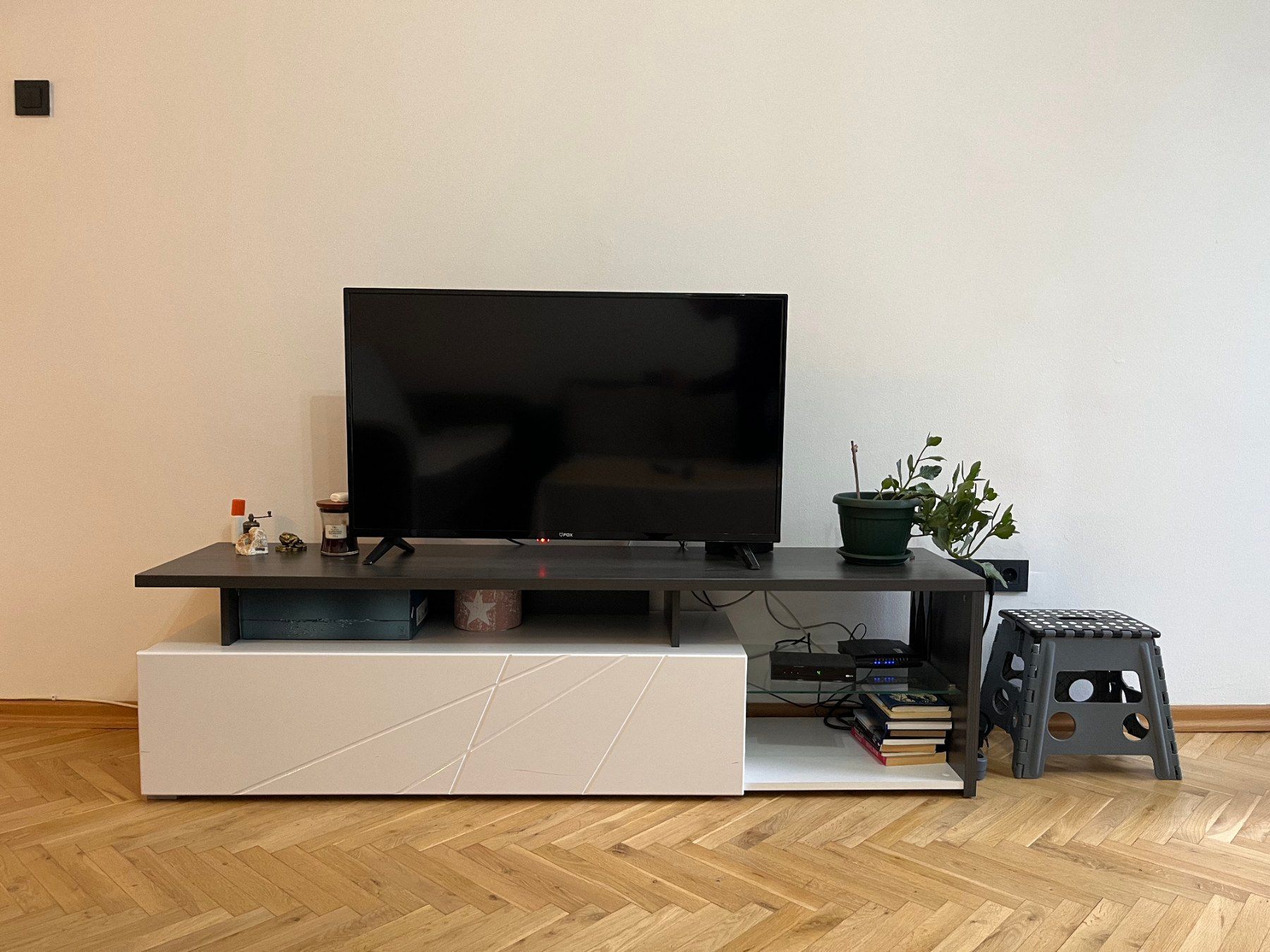 Izdavanje jednosobnog stana na atraktivnoj lokaciji kod hotela Slavije, Budva (Na duzi period) - Amfora Real Estate