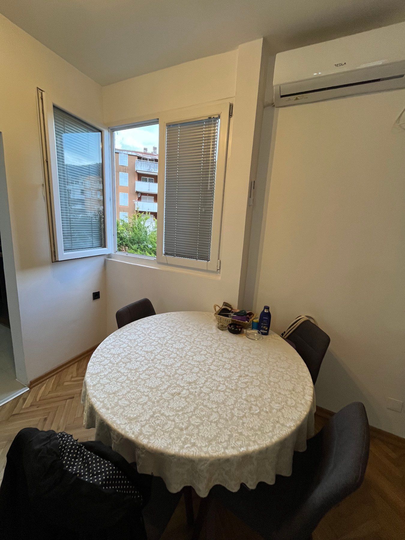 Izdavanje jednosobnog stana na atraktivnoj lokaciji kod hotela Slavije, Budva (Na duzi period) - Amfora Real Estate