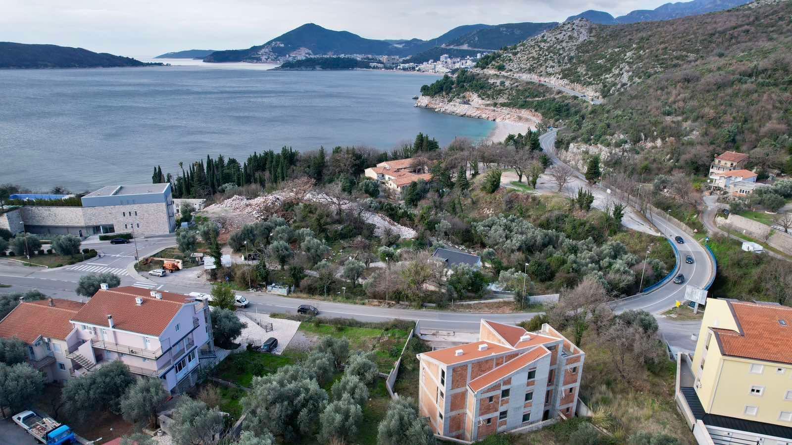 Na prodaju urbanizovan plac 1065m2 u Budvi, naselje Kamenovo, Sveti Stefan – 300 m od mora, sa pogledom na more - Amfora Real Estate