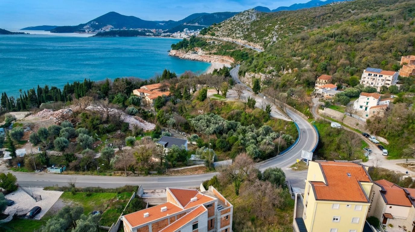 Na prodaju urbanizovan plac 1065m2 u Budvi, naselje Kamenovo, Sveti Stefan – 300 m od mora, sa pogledom na more - Amfora Real Estate