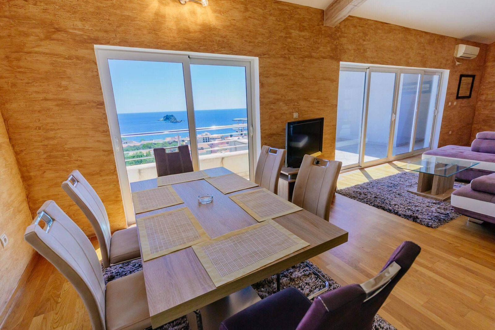 Prodaja dvosobnog penthausa od 105 m² sa panoramskim pogledom na more u kompleksu sa bazenom – Petrovac,Budva - Amfora Real Estate