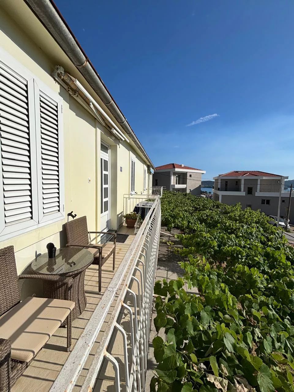 Izdavanje dvosobnog stana 65m2 u vili sa parkingom – Tivat (NA DUZI PERIOD) - Amfora Real Estate