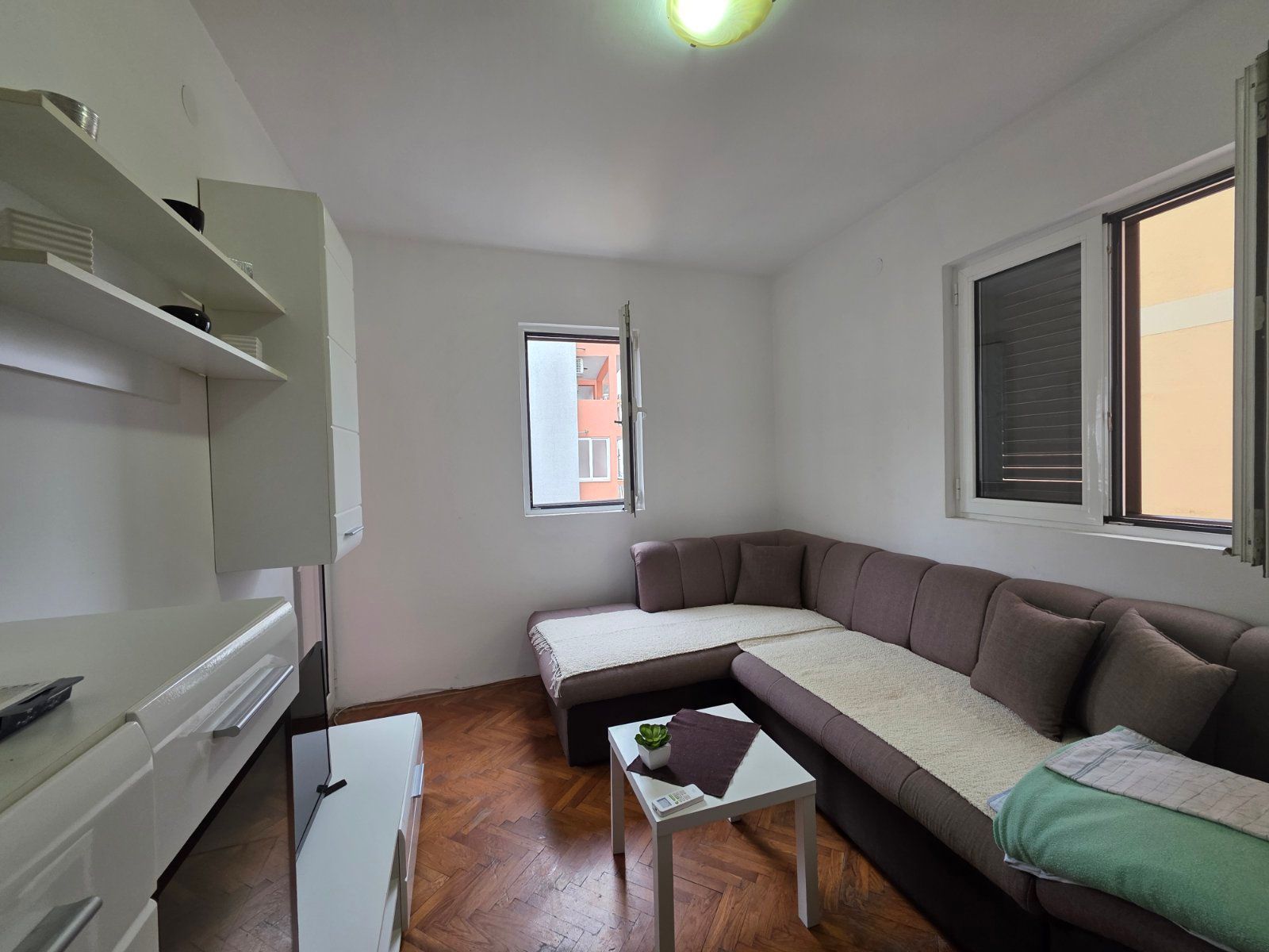 Izdavanje opremljenog jednosobnog stana 39m2 na ekskluzivnoj lokaciji,Budva-Bulevar (NA DUZI PERIOD) - Amfora Real Estate