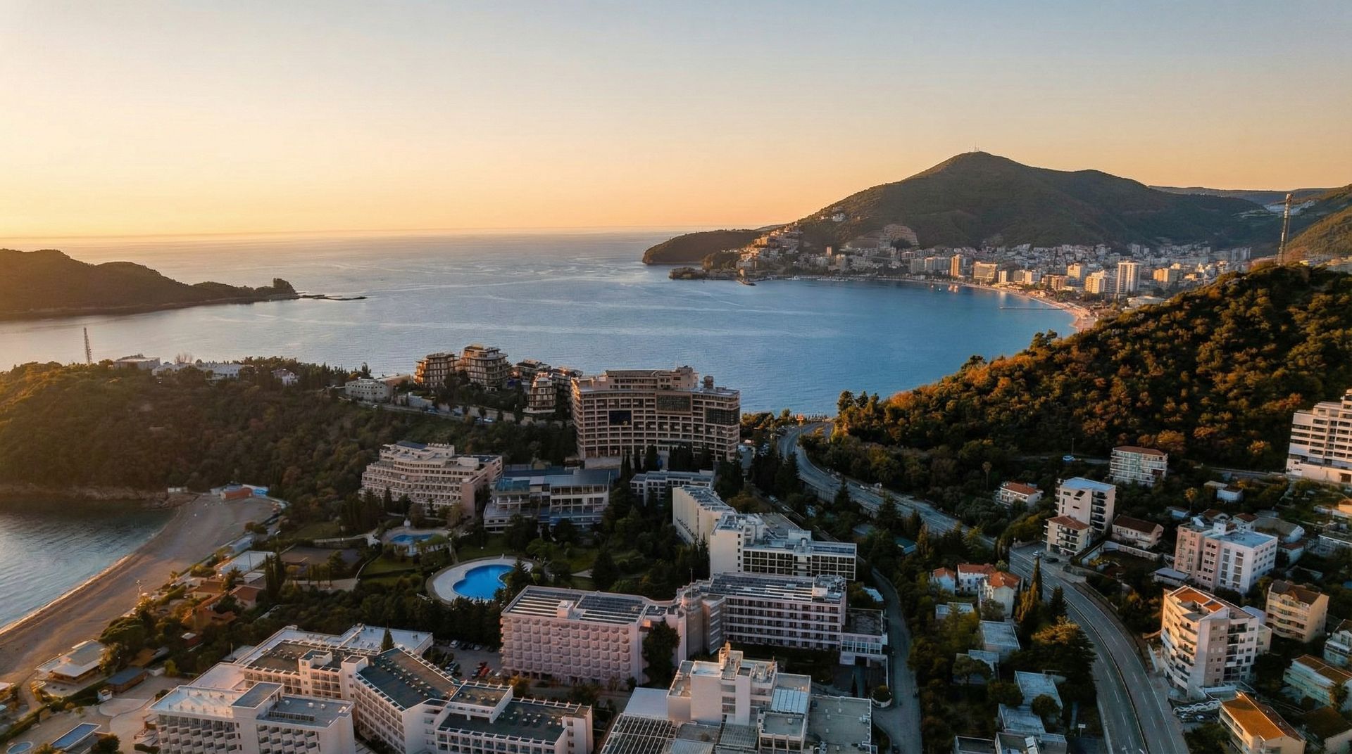 Ekskluzivna investiciona prilika – Urbanizovan plac 4.000 m² sa pogledom na more i gotovim projektom, Bečići - Amfora Real Estate