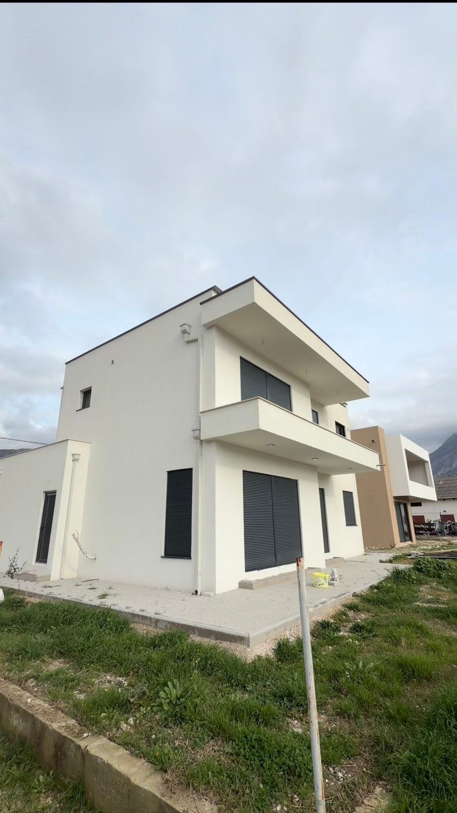 Na prodaju nova dvospratna kuća 225m² na placu od 400m² sa garažom i mogućnošću nadogradnje – Bar - Amfora Real Estate