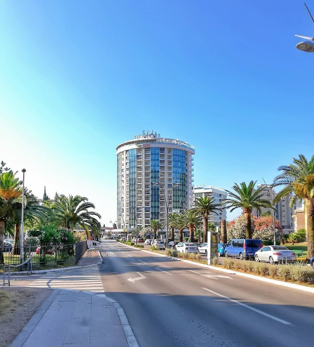 Izdavanje poslovnog prostora 54m² sa tri parking mesta – Centar Budve, Bulevar - Amfora Real Estate