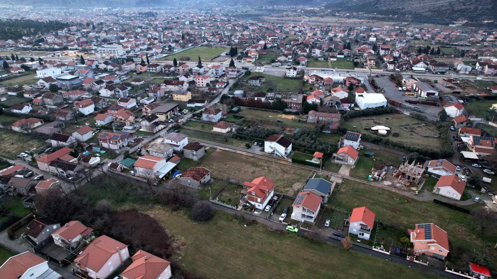 Na prodaju urbanizovano zemljište 1.000 m² na mirnoj i atraktivnoj lokaciji – Zlatica, Podgorica - Amfora Real Estate