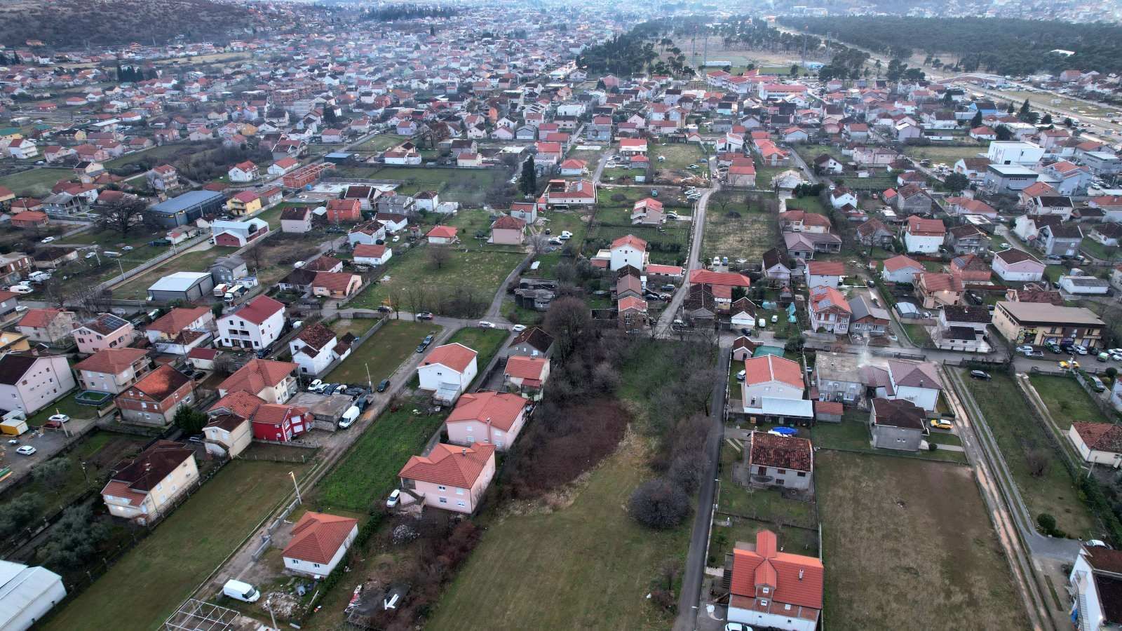 Na prodaju urbanizovano zemljište 2.000 m² na mirnoj i atraktivnoj lokaciji – Zlatica, Podgorica - Amfora Real Estate