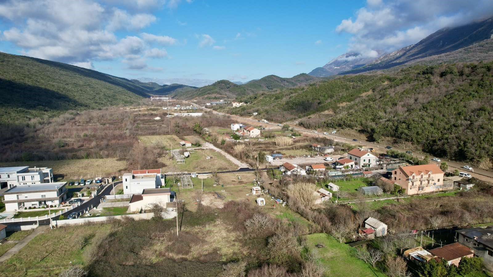 Na prodaju urbanizovano građevinsko zemljište 1.650 m² – Kovačko polje, Kotor, direktno uz magistralu Budva–Kotor - Amfora Real Estate