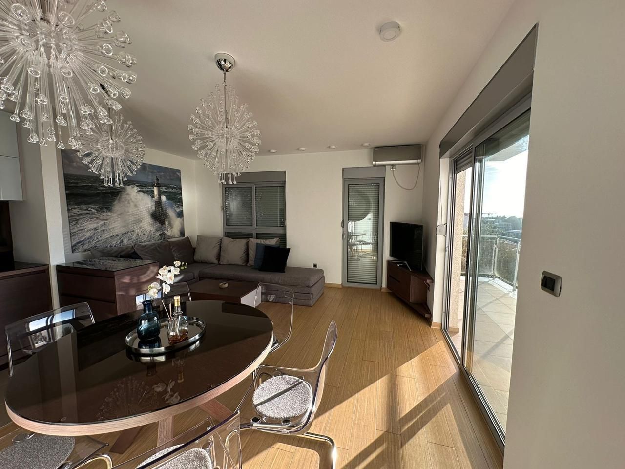 Namesten dvosoban stan 57m2 sa garažom i pogledom na more u kompleksu sa bazenom– Pržno - Amfora Real Estate