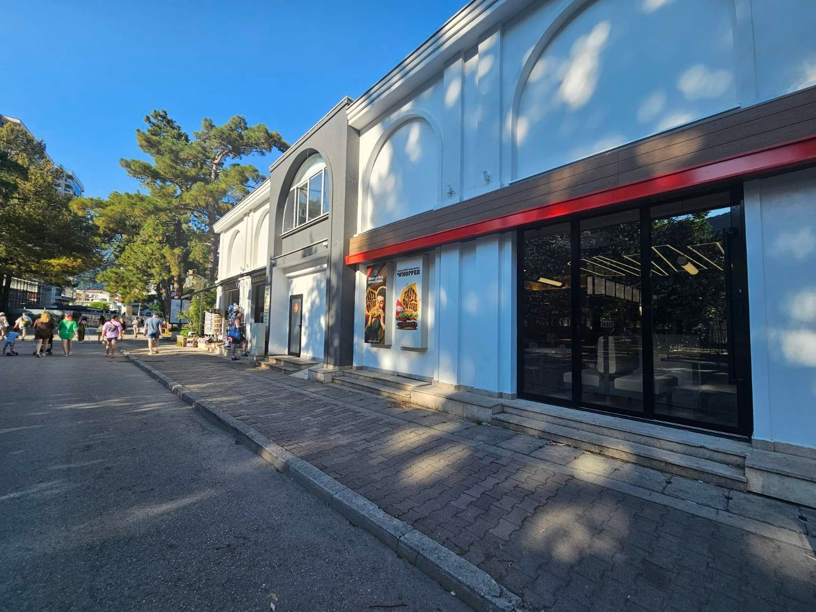 Ekskluzivni poslovni centar na samoj obali mora – Šetalište, prva linija Budva | 1.270 m² | Renomirani međunarodni zakupac | Boutique hotel sa 12 soba | Stabilan prihod i sigurna investicija - Amfora Real Estate