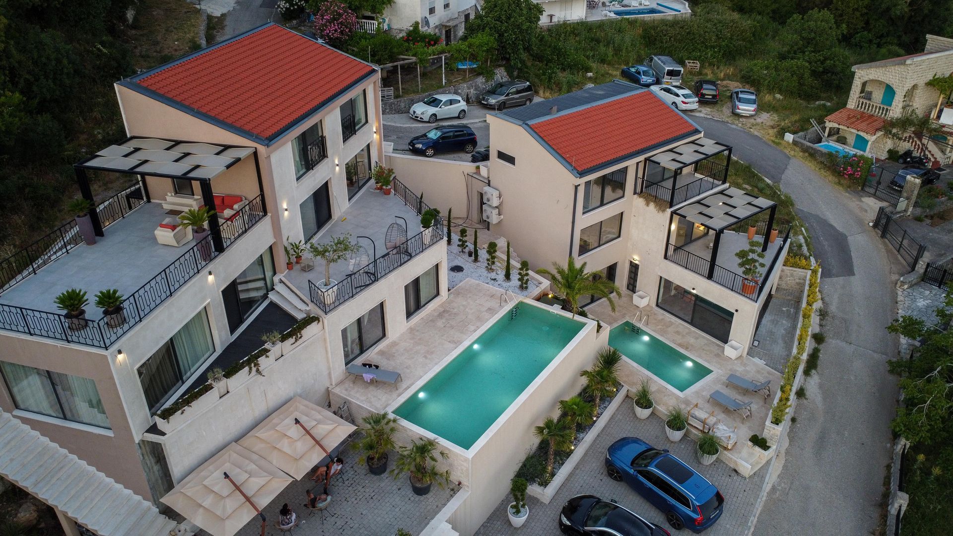 Prodaja luksuzne vile sa bazenom 257m2 i panoramskim pogledom na more– Kuljače,Budva - Amfora Real Estate