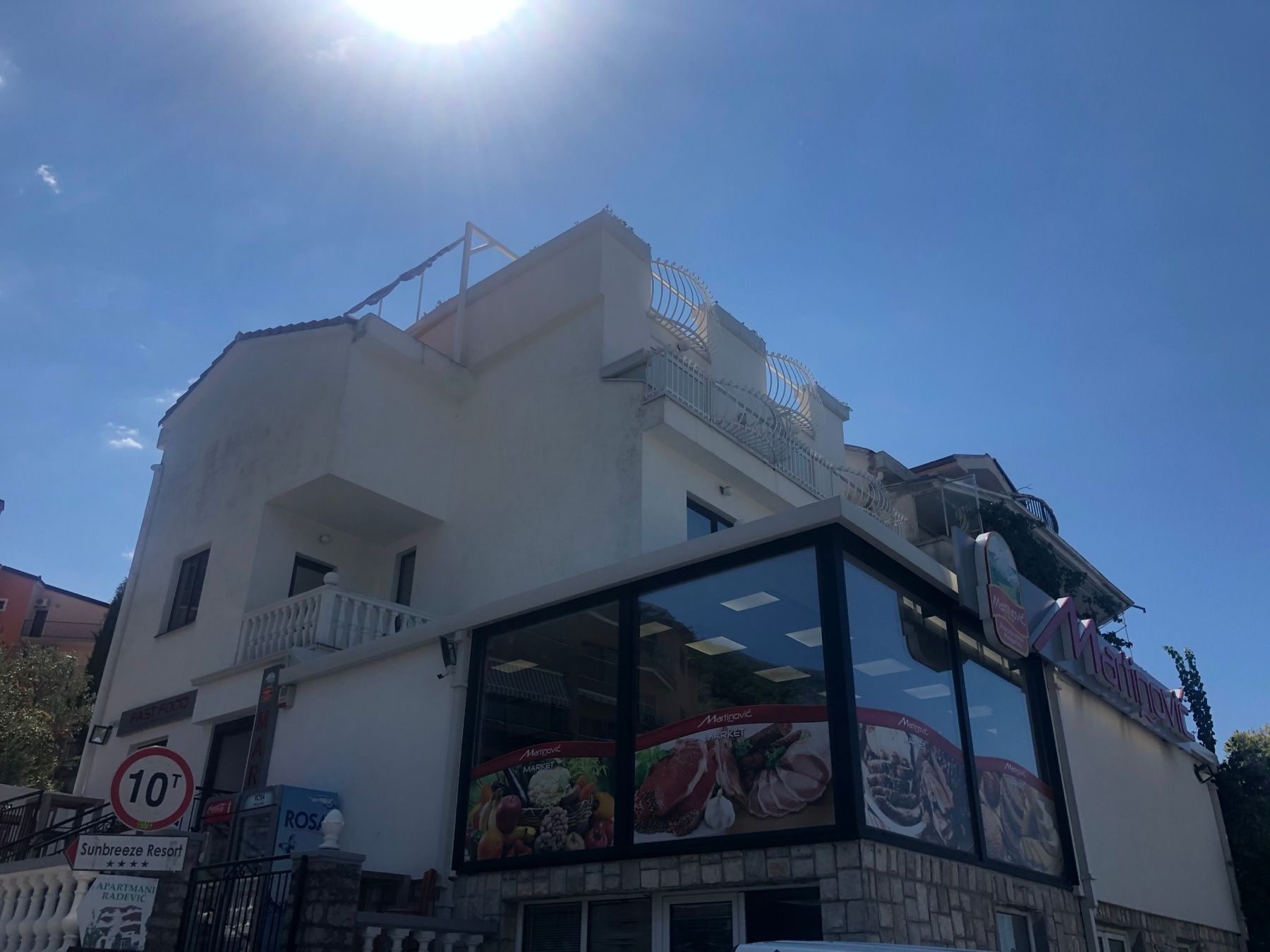 Izdaje se poslovni prostor 160m² – Kamenovo, pored magistrale | Opremljen za supermarket, (NA DUZI PERIOD) - Amfora Real Estate