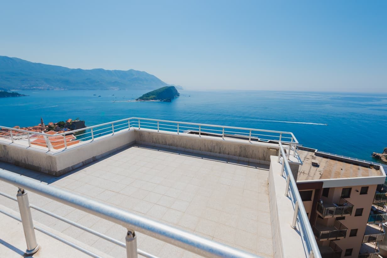 Ekskluzivna rooftop terasa 190 m² sa panoramskim pogledom i mogućnošću ugostiteljskog poslovanja – Vidikovac, Budva (Izdavanje na duži period) - Amfora Real Estate