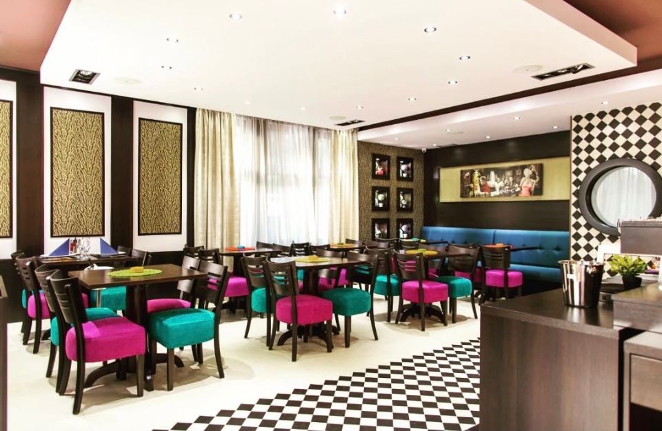 Izdaje se hotel 700 m² u Bečićima – 4★, kapacitet 42 osobe, restoran(dugoročni najam) - Amfora Real Estate