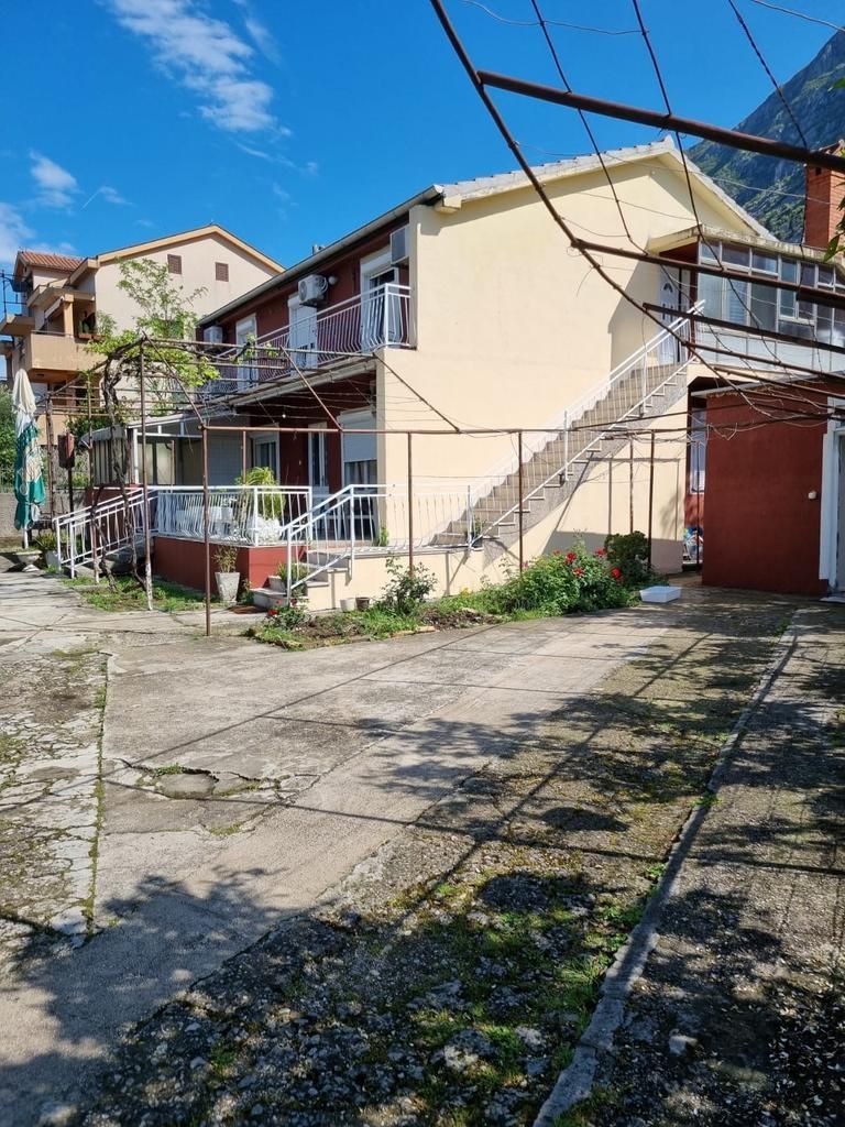 Kuća 160m² sa placem 650m² i pogledom na more – veliki investicioni potencijal – Dobrota, Kotor - Amfora Real Estate
