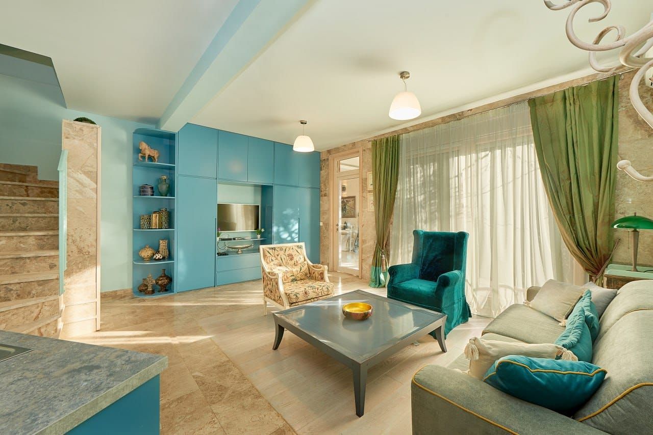 Prodaja – Luksuzan dupleks stan na dva nivoa (247m2) sa dvorištem, pogledom na more i garažom | Crvena Glavica – Sveti Stefan, Budva - Amfora Real Estate