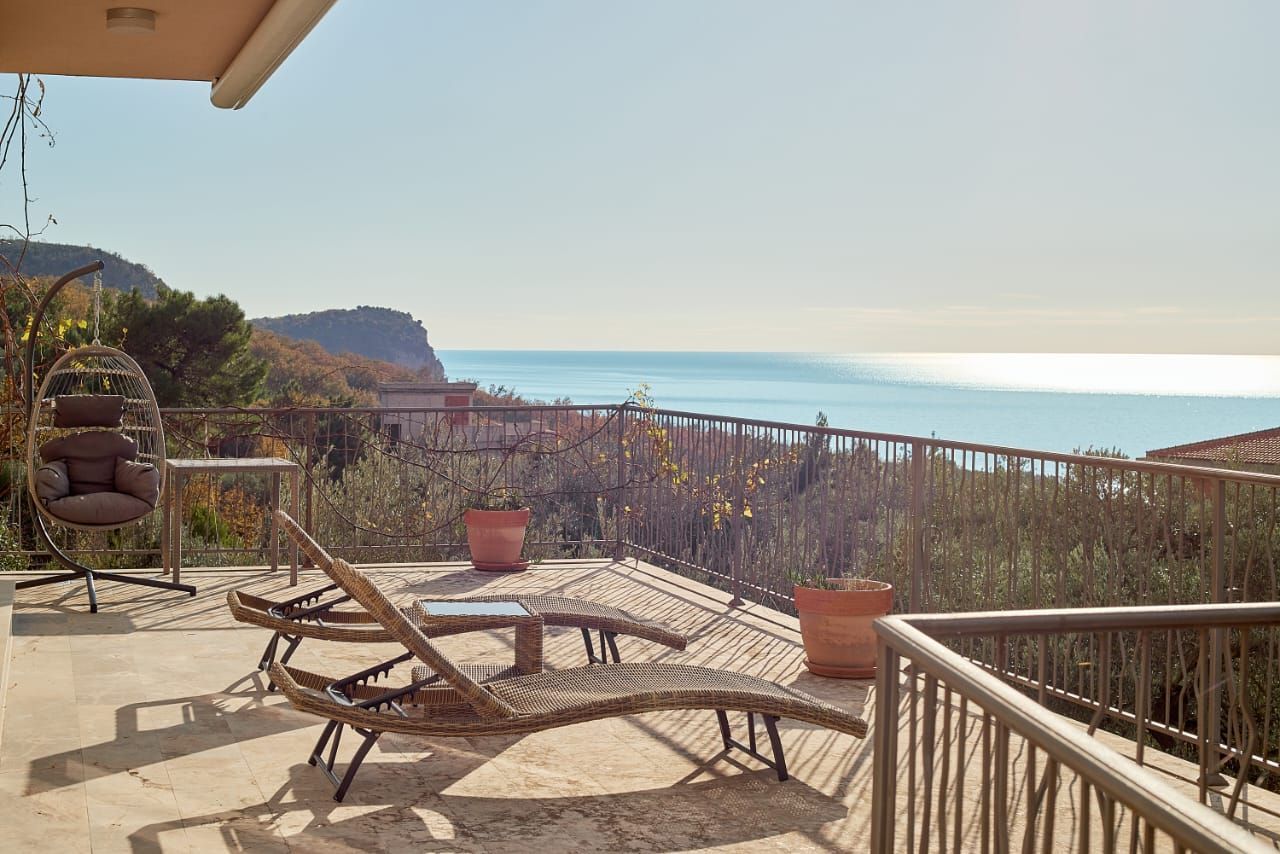 Izdavanje– Luksuzan dupleks stan na dva nivoa (247m2) sa dvorištem, pogledom na more i garažom | Crvena Glavica – Sveti Stefan, Budva (Izdavanje na duzi period) - Amfora Real Estate