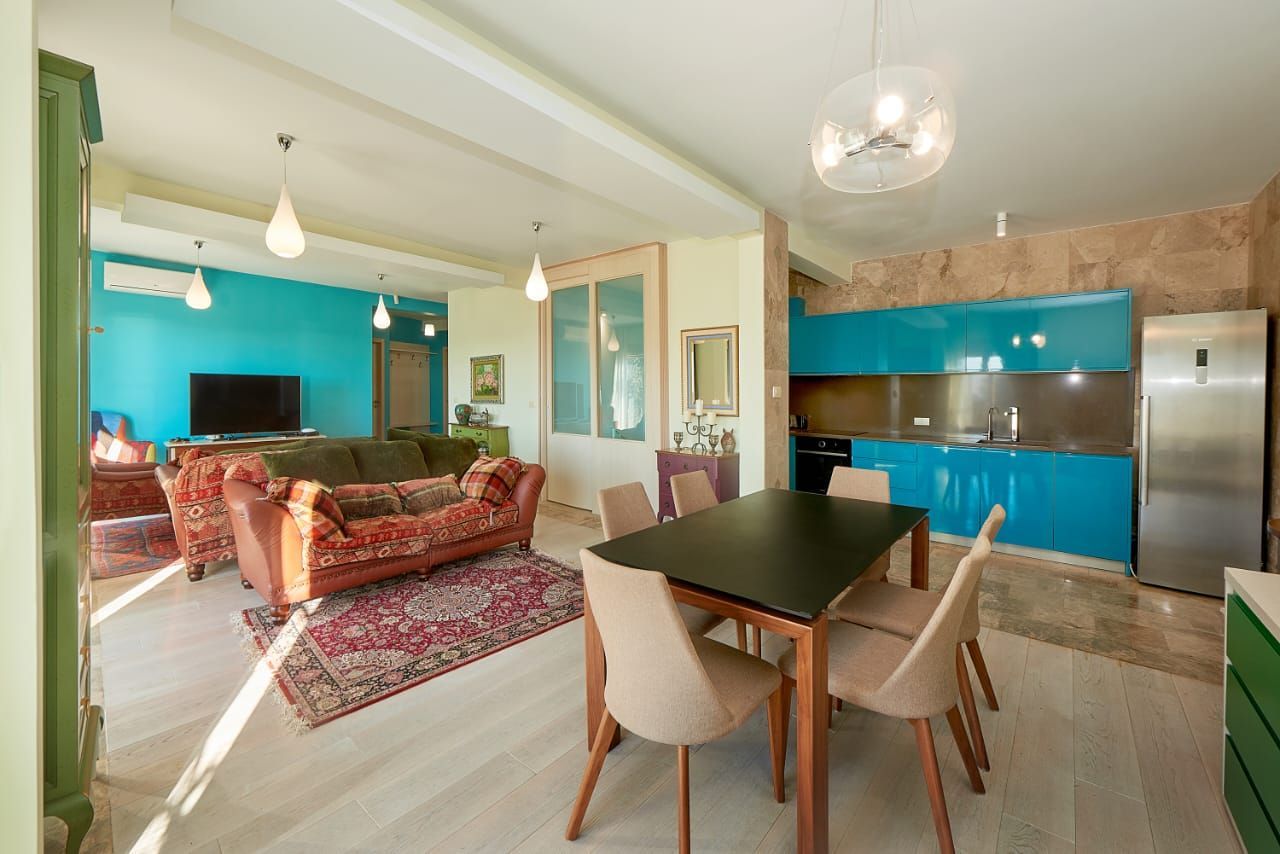 Izdavanje– Luksuzan dupleks stan na dva nivoa (247m2) sa dvorištem, pogledom na more i garažom | Crvena Glavica – Sveti Stefan, Budva (Izdavanje za period jun,jul i avgust) - Amfora Real Estate