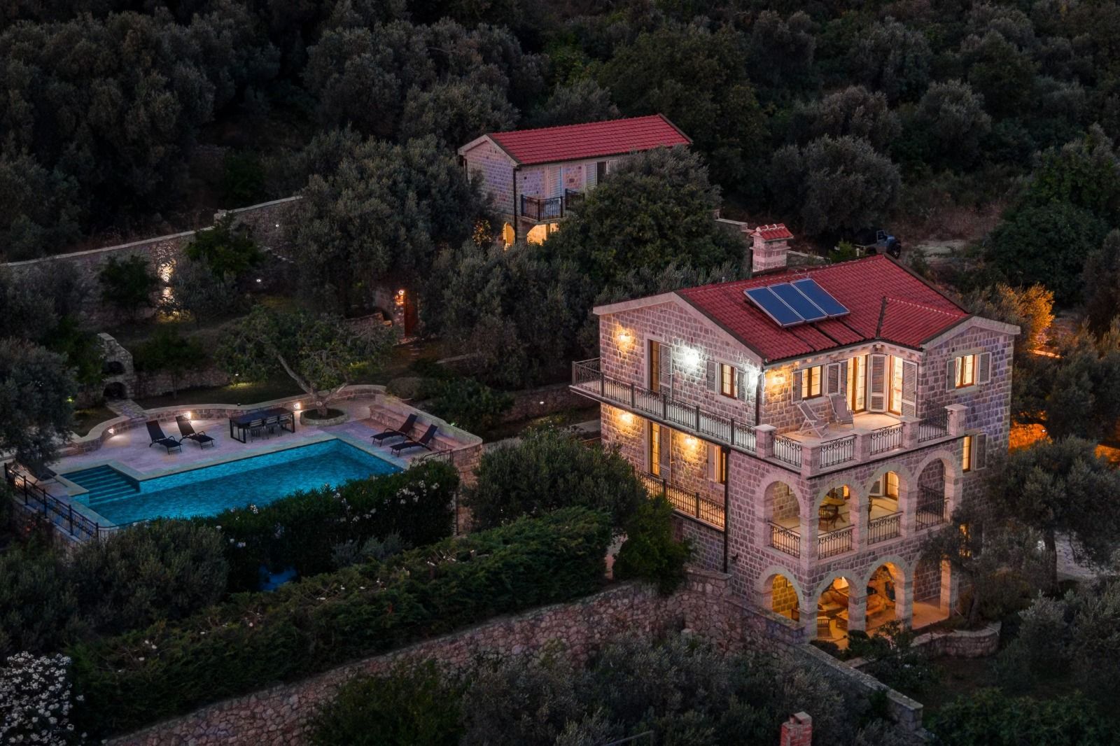 Ekskluzivna vila od kamena sa velikim imanjem i panoramskim pogledom – Reževići - Amfora Real Estate