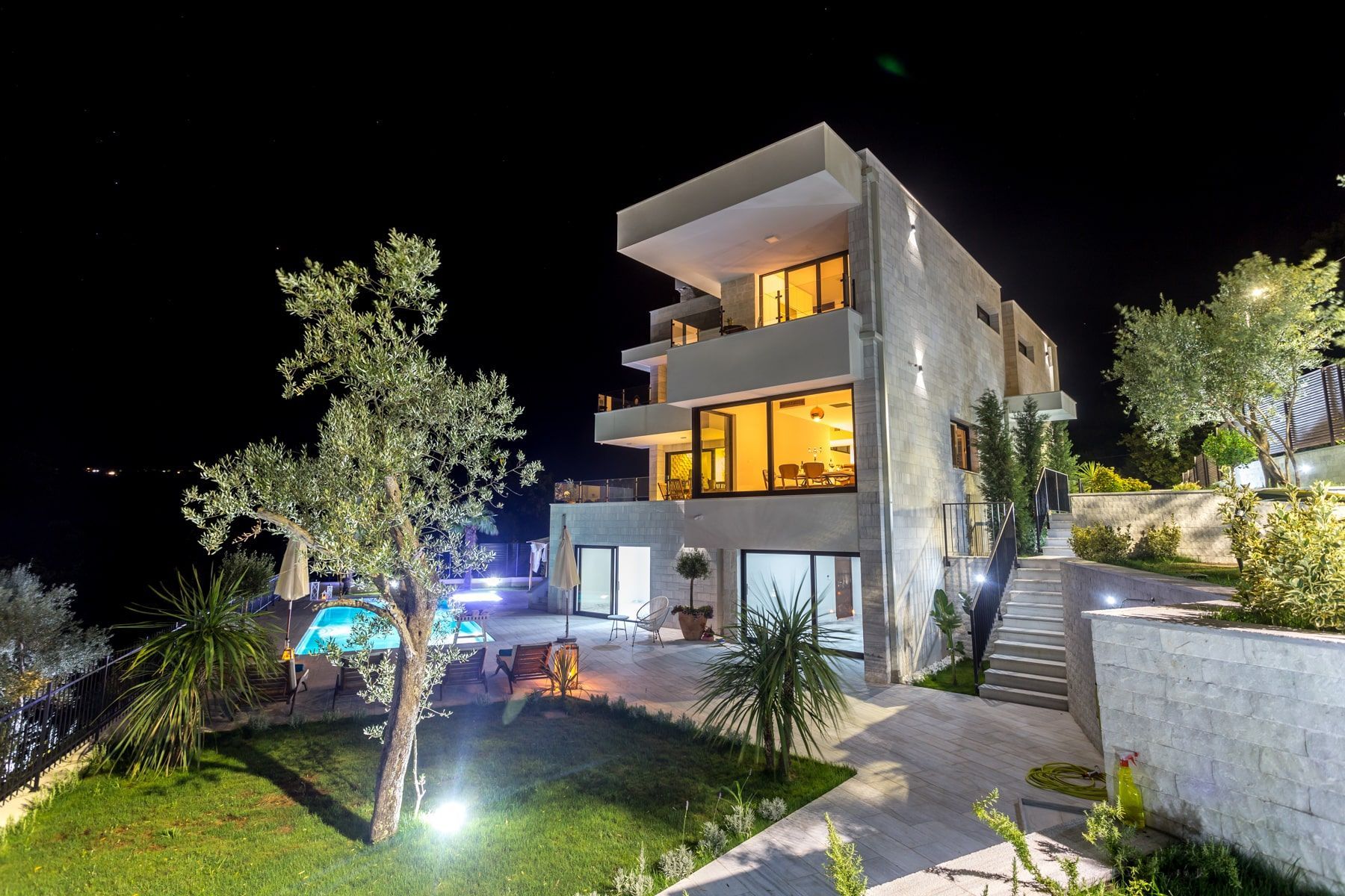 Moderna vila 360 m² sa 5 spavaćih soba, bazenom i pogledom na more – Đenovići, Herceg Novi - Amfora Real Estate