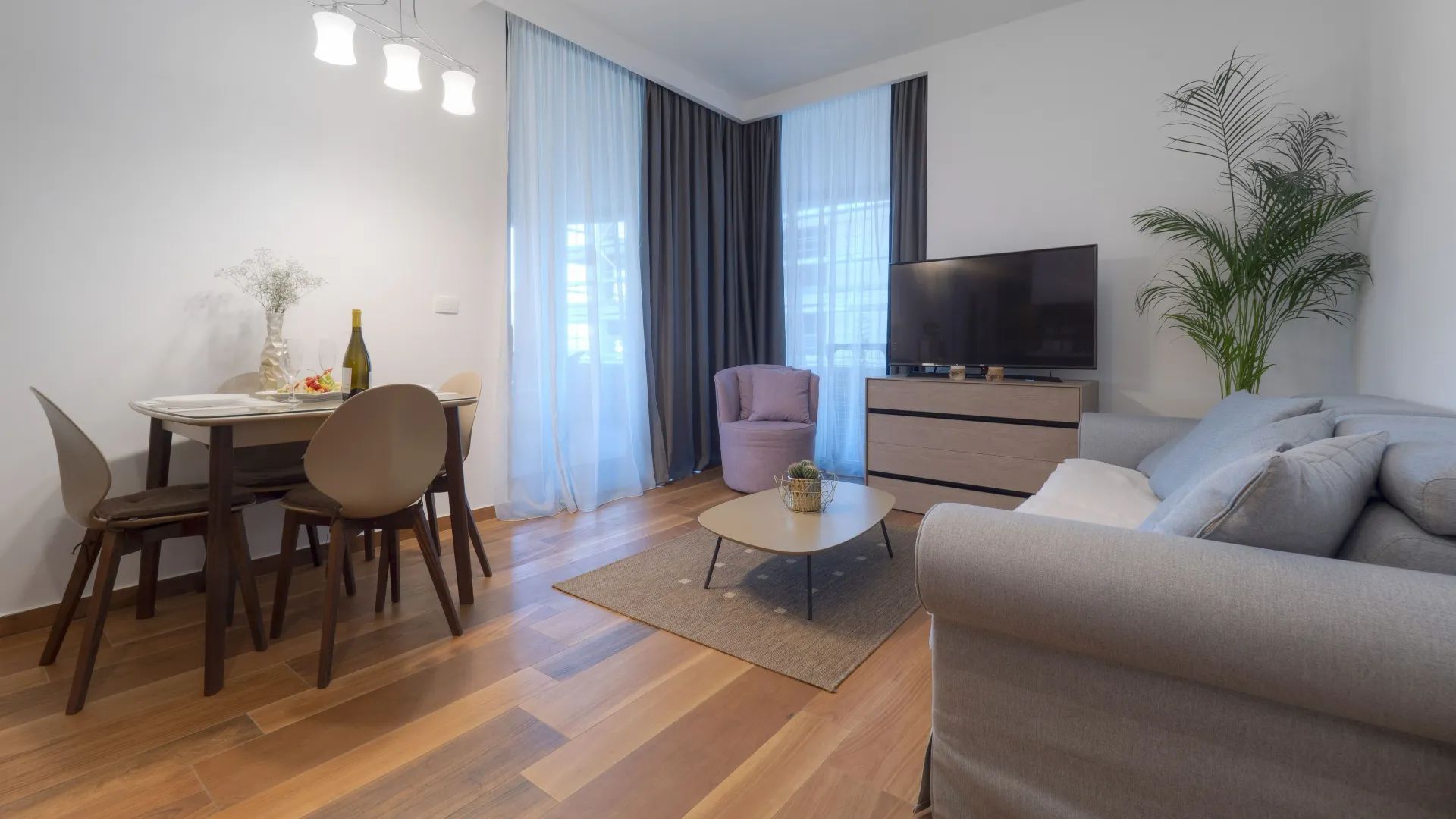 Izdavanje luksuznog jednosobnog stana sa pogledom na more u centru Budve – Royal Gardens (NA DUZI PERIOD) - Amfora Real Estate