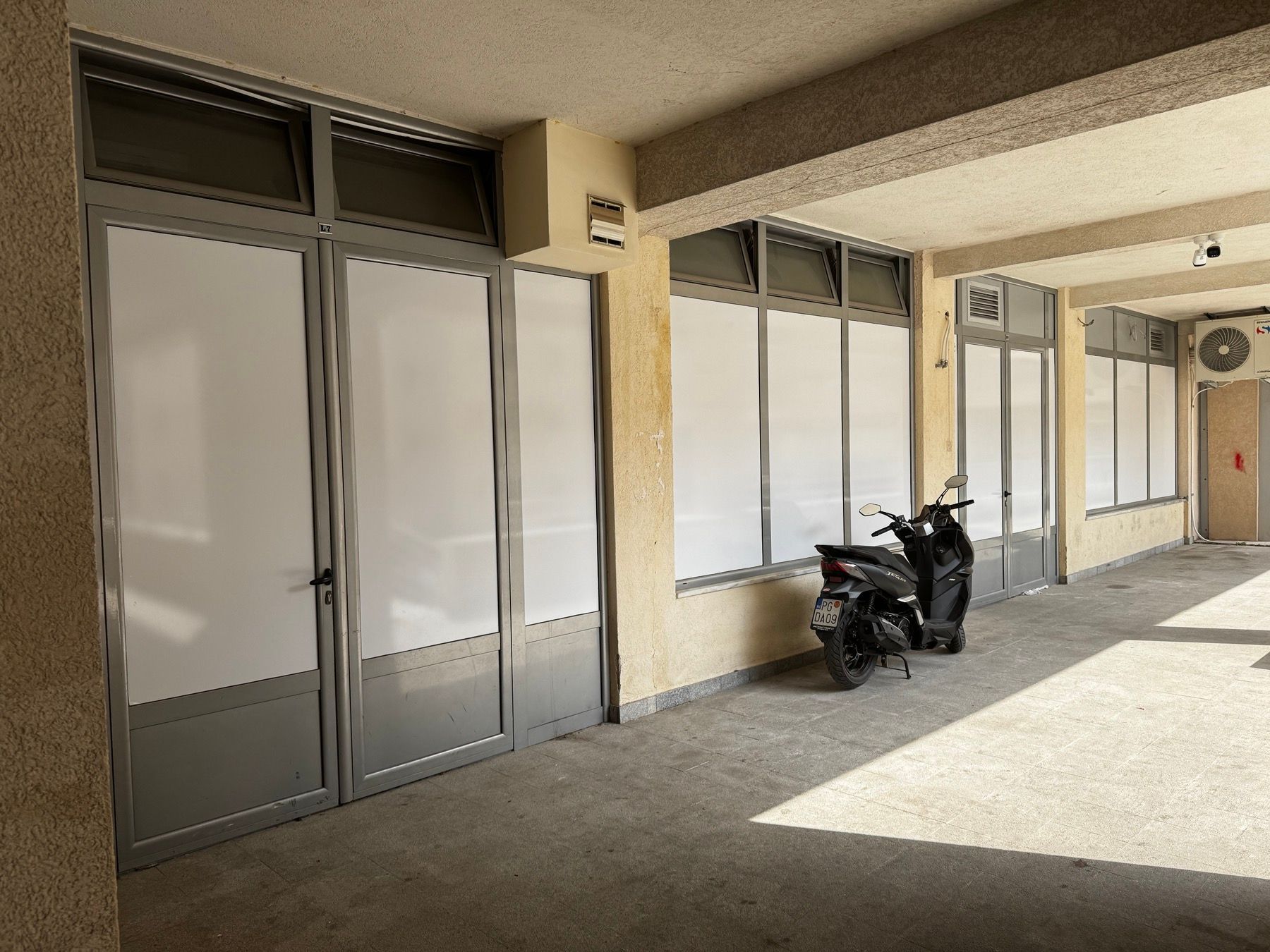 Izdavanje poslovnog prostora 100m2 – Rozino, Budva, blizu autobuske stanice - Amfora Real Estate