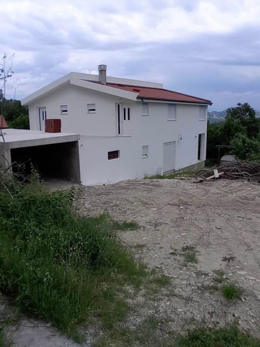 Prodaja kuće 350 m² sa velikim imanjem 5.000 m² i pogledom na prirodu – Bukovik, Crmnica, Bar - Amfora Real Estate