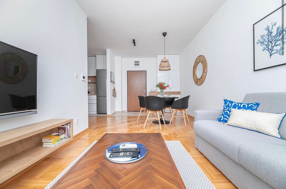 Prodaja jednosobnog moderno opremljenog stana 44m2 kod autobuske stanice u Budvi - Amfora Real Estate