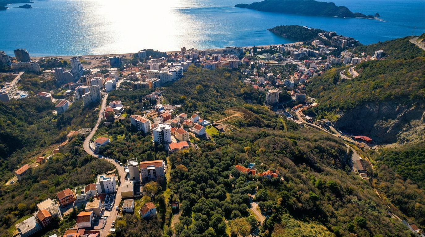 Ekskluzivno investiciono zemljište 990 m² sa pogledom na more – Bečići, Ivanovići (P+5, BRGP 3.440 m²) - Amfora Real Estate