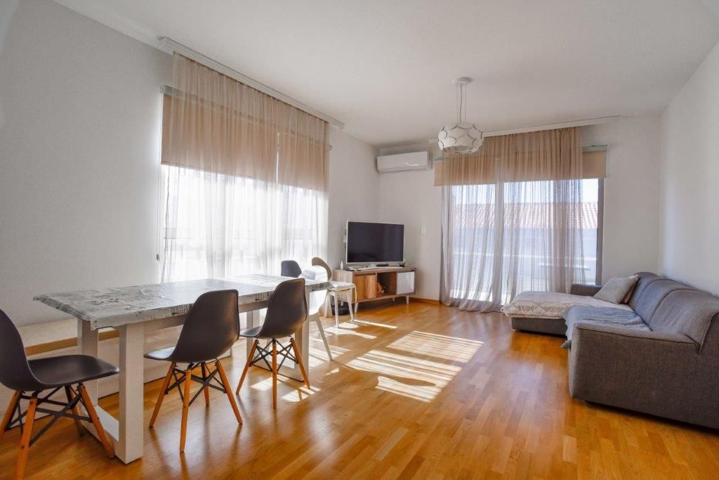Prodaja opremljenog trosobnog stana 94 m² – Bečići, Budva - Amfora Real Estate