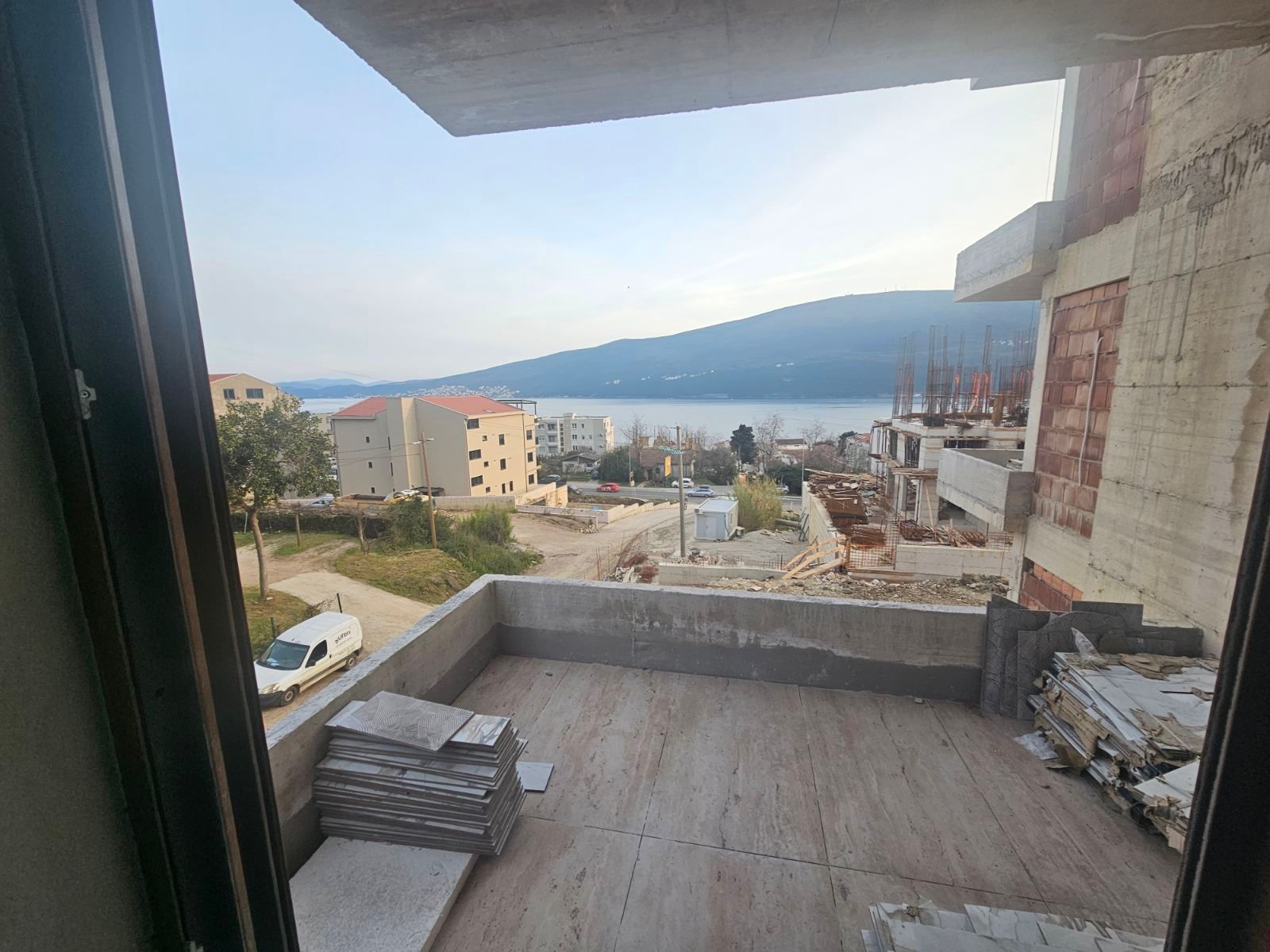 Nov dvosoban stan 54m2 sa otvorenim pogledom na more u zgradi sa bazenom - Djenovici,Herceg Novi - Amfora Real Estate