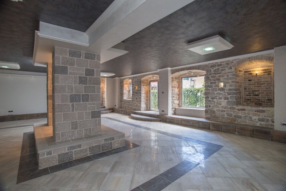 Renoviran Poslovni Prostor u Centru Herceg Novog - 102m2 (izdavanje na duzi period) - Amfora Real Estate