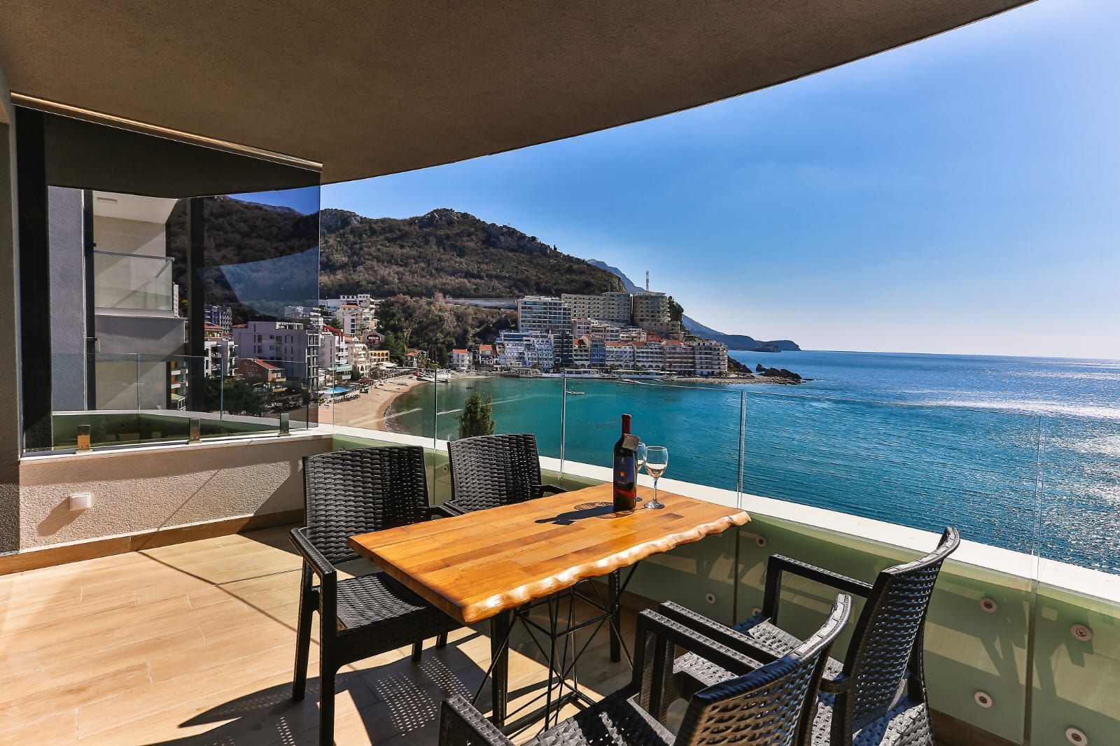 Luksuzan jednosoban stan 55m² u prvoj liniji do mora sa parkingom – Rafailovići (dugoročno izdavanje,svi racuni ukljuceni u cenu) - Amfora Real Estate