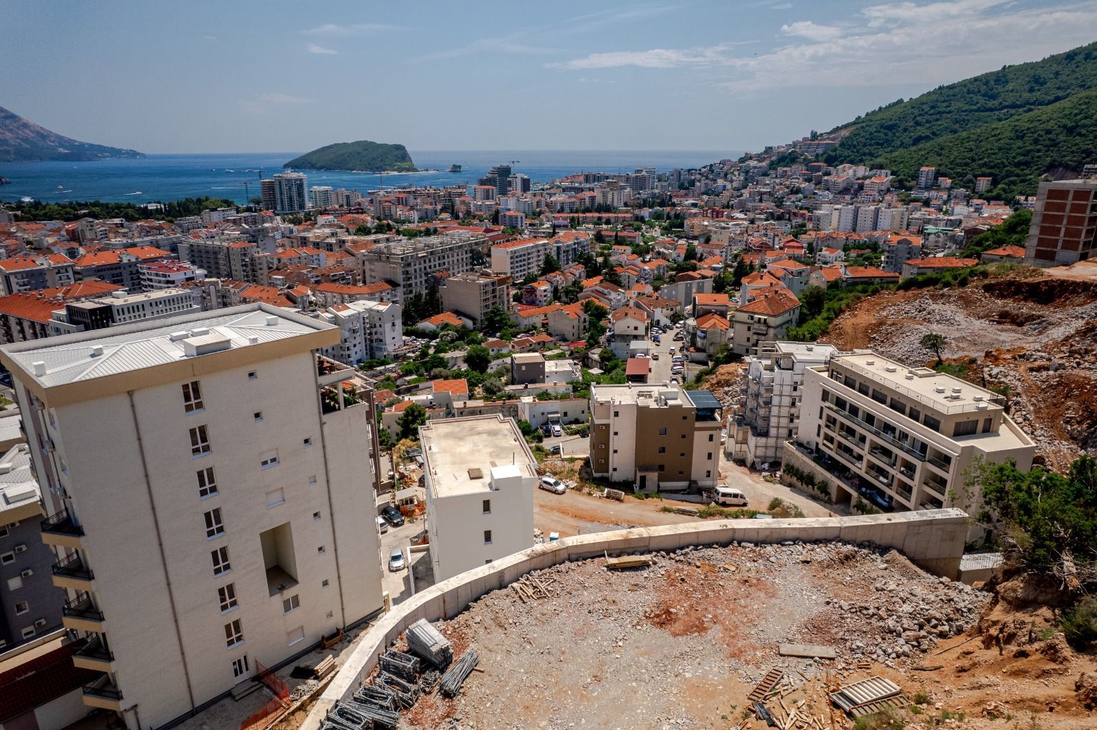 NOV JEDNOSOBAN STAN 46,06m² U NOVOM STAMBENOM KOMPLEKSU – DUBOVICA, BUDVA | MODERNI STANOVI SA BAZENOM I SPA CENTROM - Amfora Real Estate