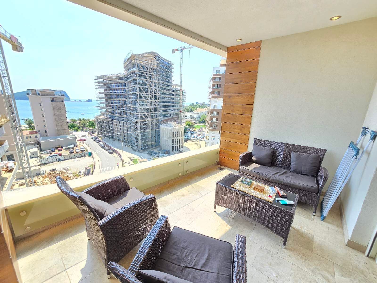 Luksuzan Dvosoban Stan 125m² sa Garažnim Mestom i Panoramskim Pogledom na More -Budva ,Centar - Amfora Real Estate